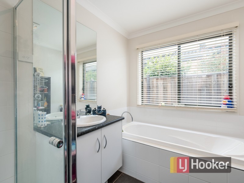 16 Pyrenees Road, Clyde VIC 3978