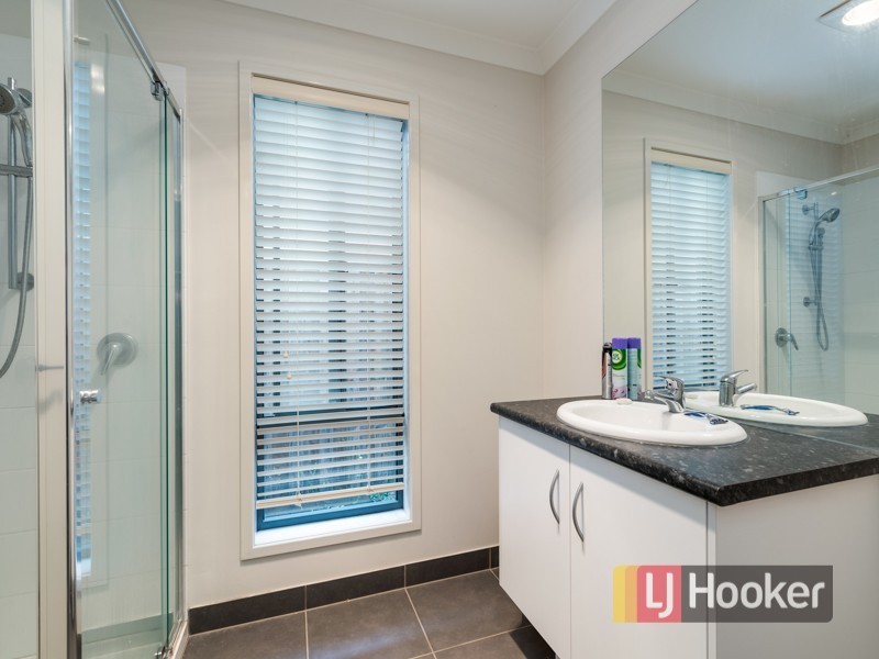 16 Pyrenees Road, Clyde VIC 3978
