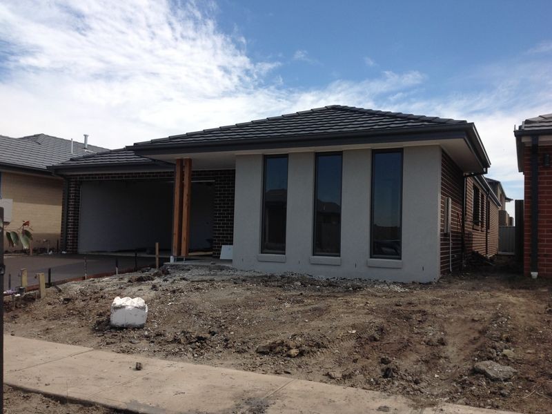 24 MacPherson Circuit, Cranbourne VIC 3977