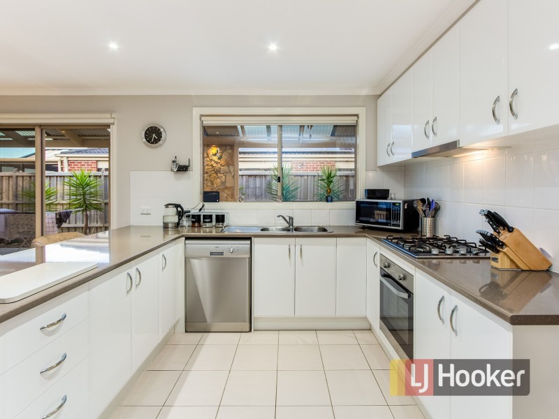 4 Olivebank Crescent, Cranbourne North VIC 3977