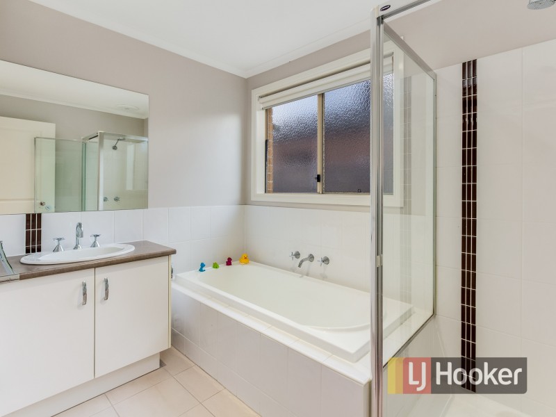 4 Olivebank Crescent, Cranbourne North VIC 3977