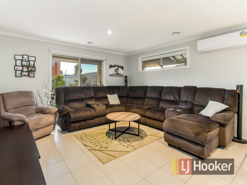 4 Olivebank Crescent, Cranbourne North VIC 3977
