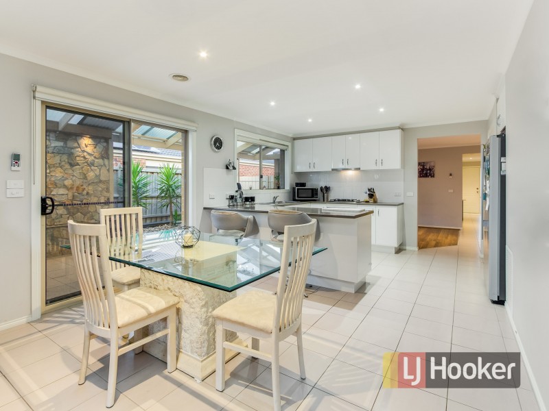 4 Olivebank Crescent, Cranbourne North VIC 3977