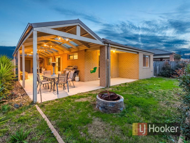4 Olivebank Crescent, Cranbourne North VIC 3977