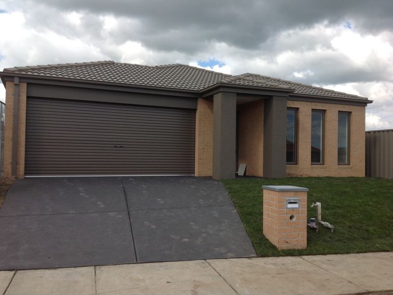 71 Stately Drive, Cranbourne East VIC 3977