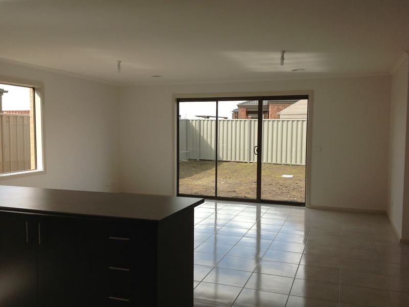 71 Stately Drive, Cranbourne East VIC 3977