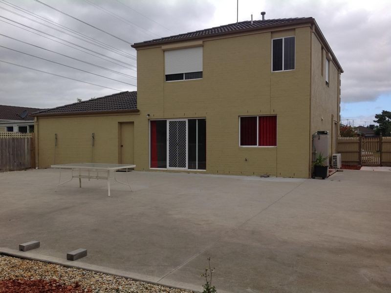 10 Helmsdale Court, Cranbourne VIC 3977