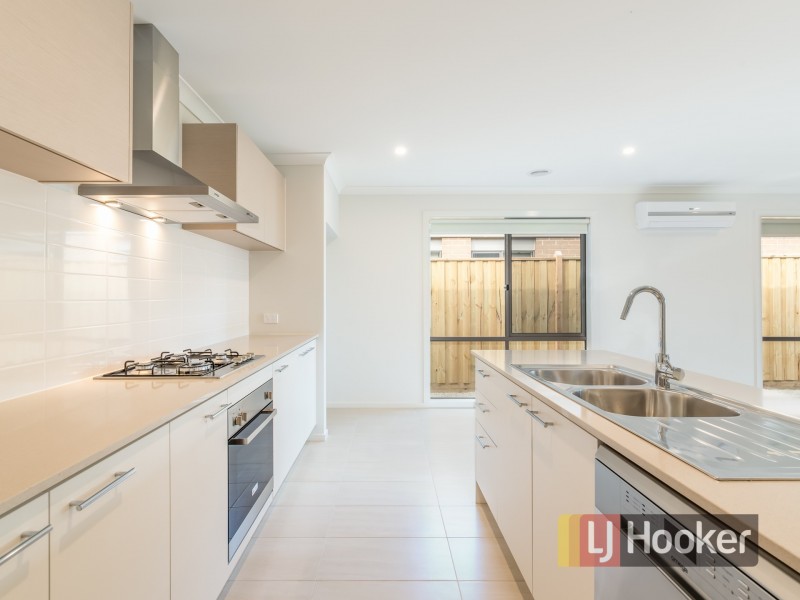 41 Mossey Crescent, Cranbourne East VIC 3977