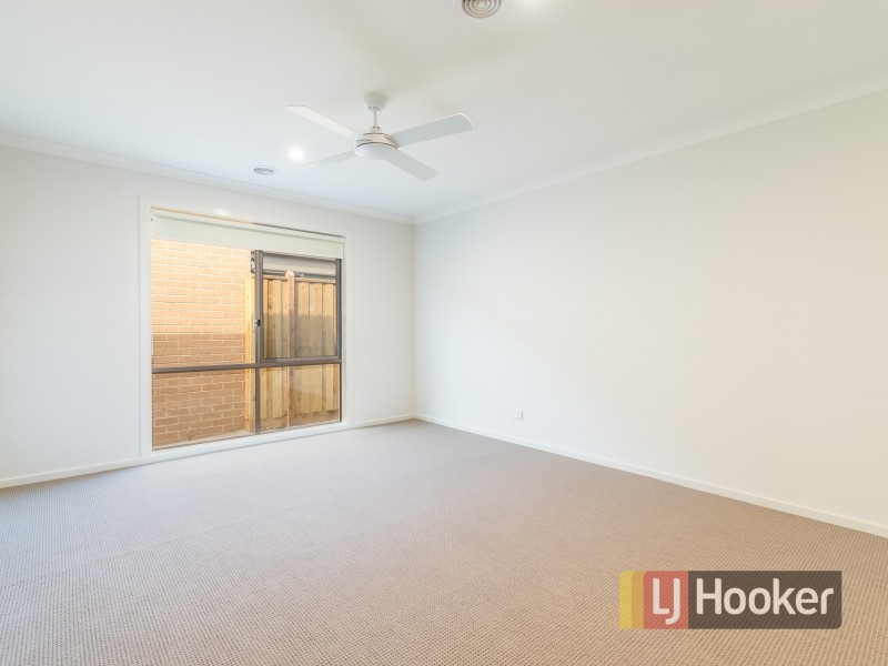 41 Mossey Crescent, Cranbourne East VIC 3977