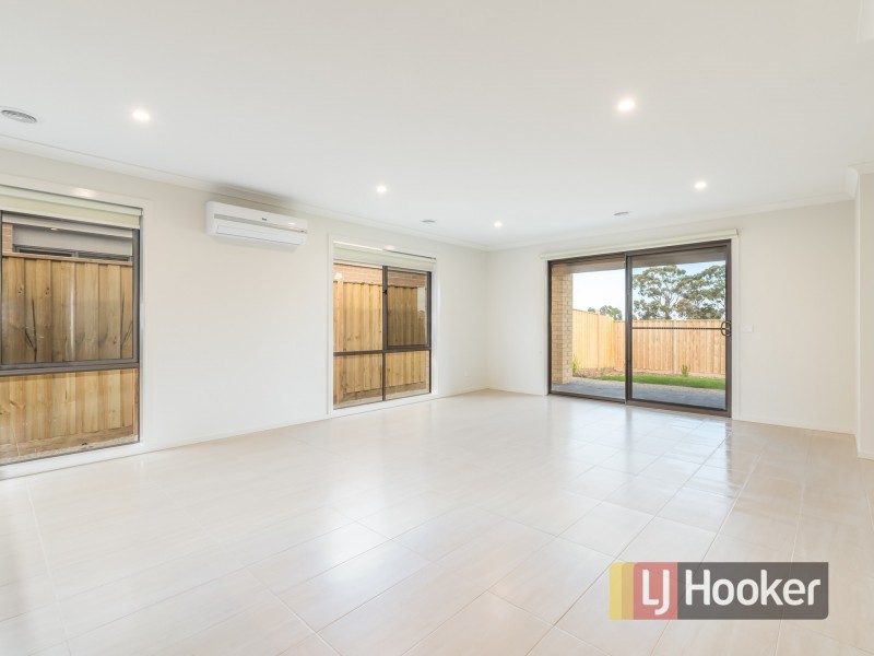 41 Mossey Crescent, Cranbourne East VIC 3977