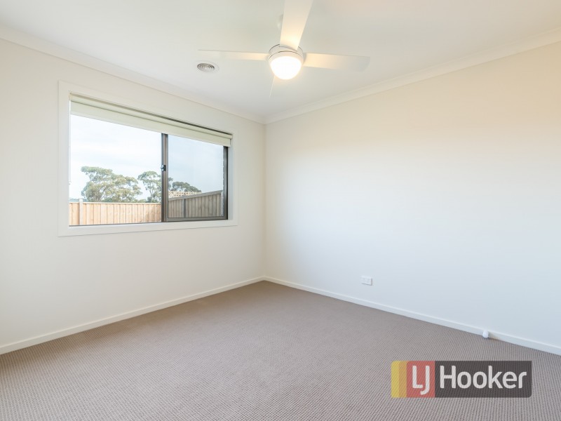 41 Mossey Crescent, Cranbourne East VIC 3977