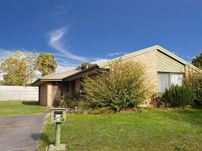 4 Kara Walk, Cranbourne VIC 3977