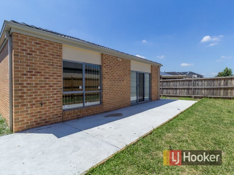 11 Midnight Rise, Cranbourne VIC 3977