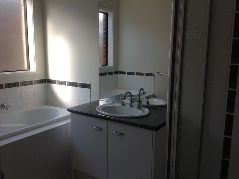 17 Greenaway Terrace, Cranbourne East VIC 3977