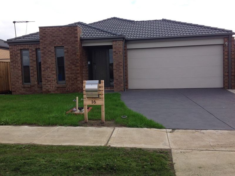 16 Pyrenees Road, Cranbourne VIC 3977