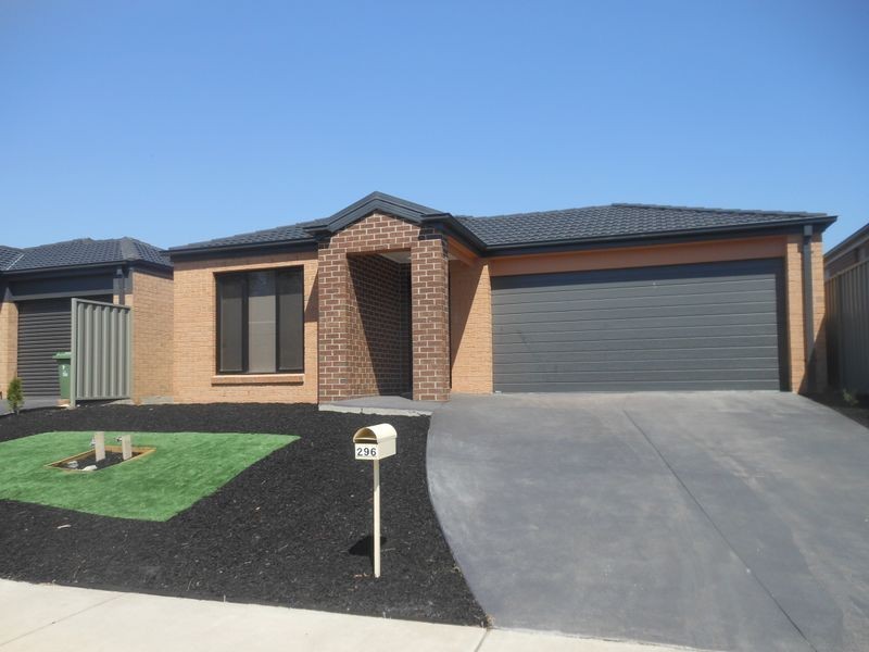 296 Casey Fields Boulevard, Cranbourne VIC 3977