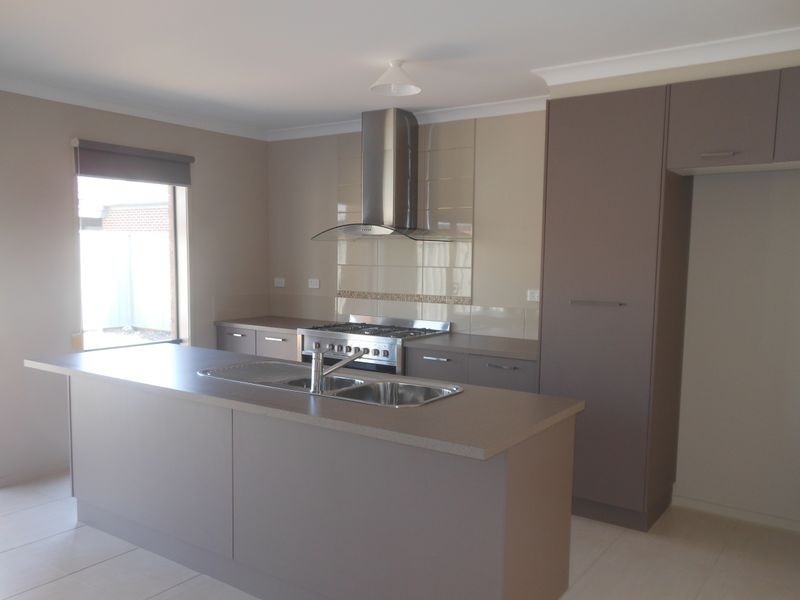 296 Casey Fields Boulevard, Cranbourne VIC 3977