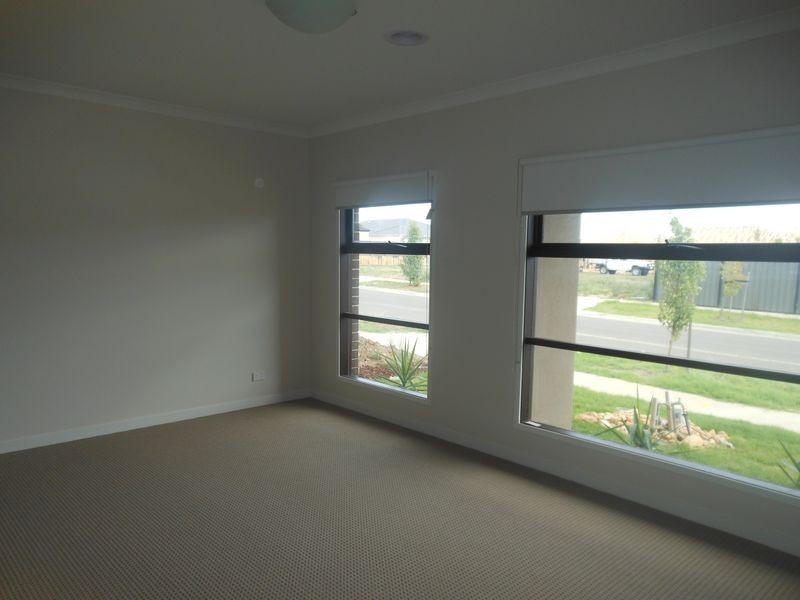 17 Forest Drive, Clyde North VIC 3978