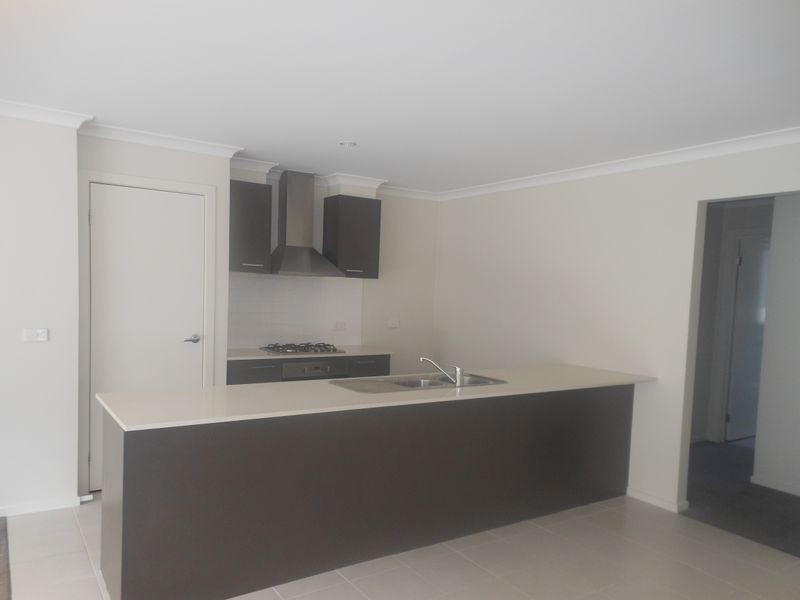 14 Boldrewood Drive, Lynbrook VIC 3975