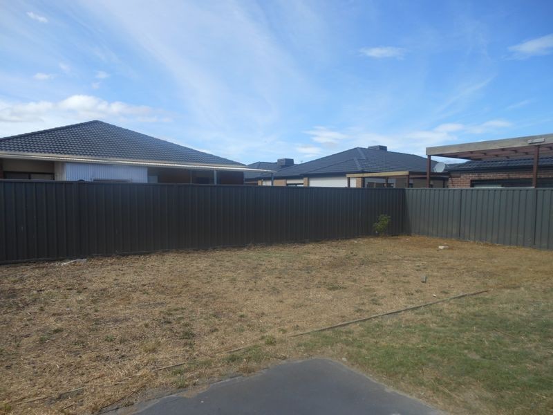 14 Boldrewood Drive, Lynbrook VIC 3975