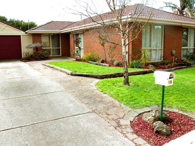 19 Elandra Way, Cranbourne VIC 3977