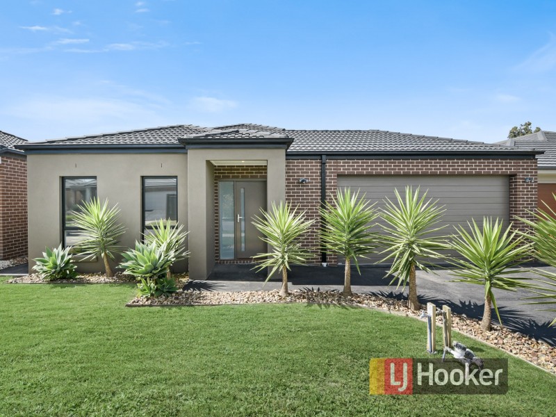 4 Clarence Place, Cranbourne East VIC 3977