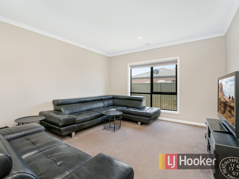 4 Clarence Place, Cranbourne East VIC 3977