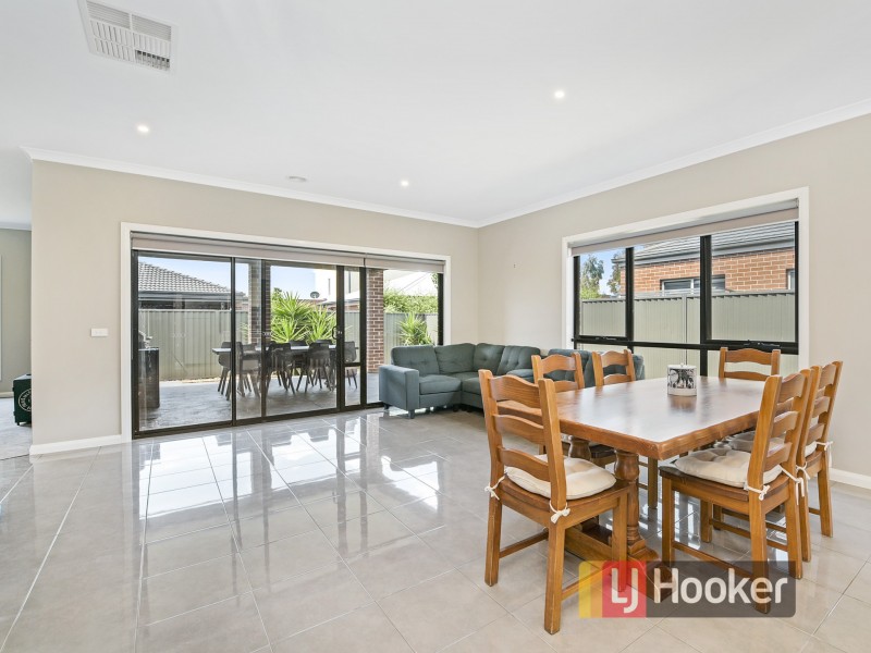 4 Clarence Place, Cranbourne East VIC 3977