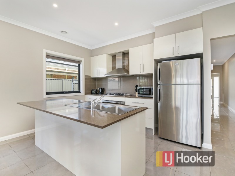 4 Clarence Place, Cranbourne East VIC 3977