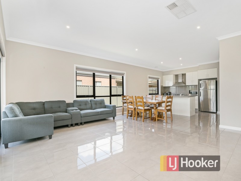 4 Clarence Place, Cranbourne East VIC 3977