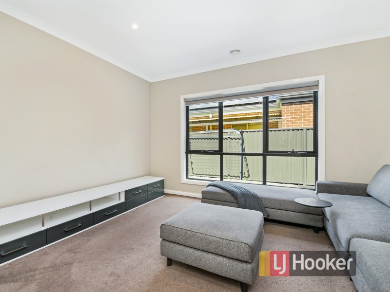 4 Clarence Place, Cranbourne East VIC 3977