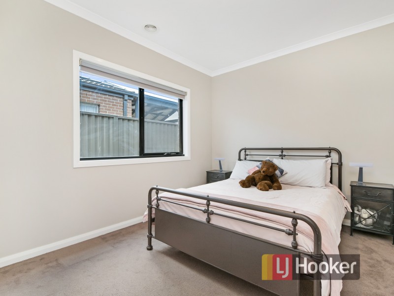 4 Clarence Place, Cranbourne East VIC 3977