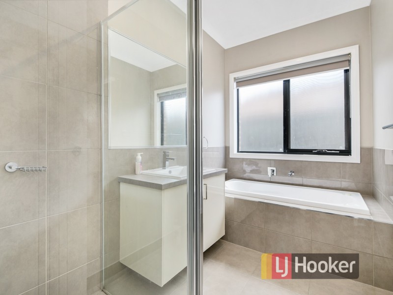 4 Clarence Place, Cranbourne East VIC 3977