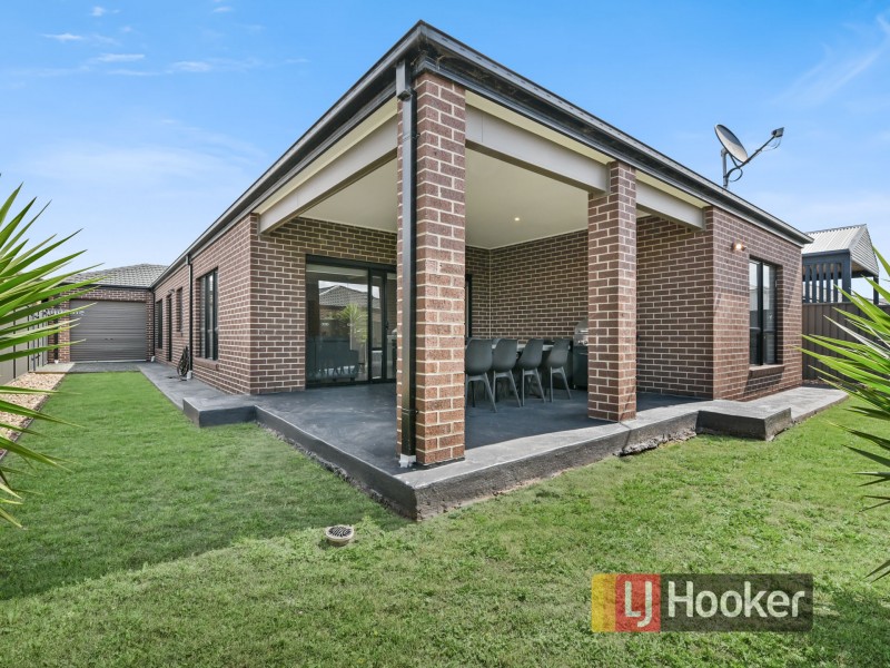 4 Clarence Place, Cranbourne East VIC 3977