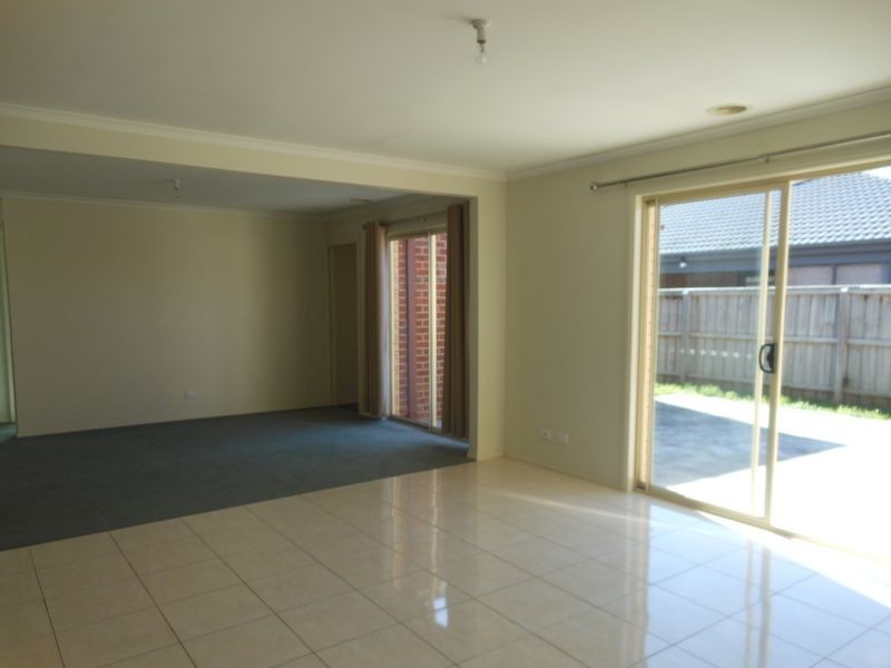 17 Broadleaf Way, Cranbourne VIC 3977
