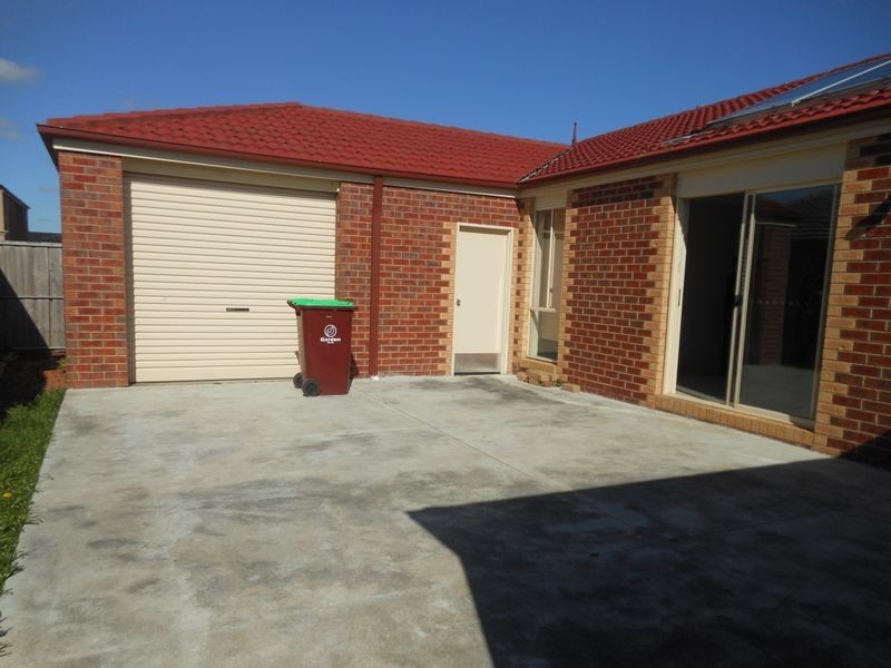 17 Broadleaf Way, Cranbourne VIC 3977