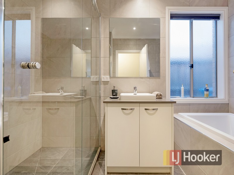 42 Waterways Drive, Cranbourne North VIC 3977