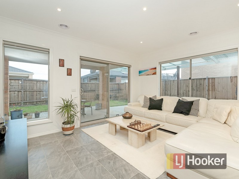 42 Waterways Drive, Cranbourne North VIC 3977