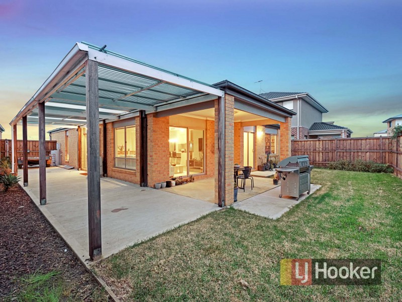 42 Waterways Drive, Cranbourne North VIC 3977