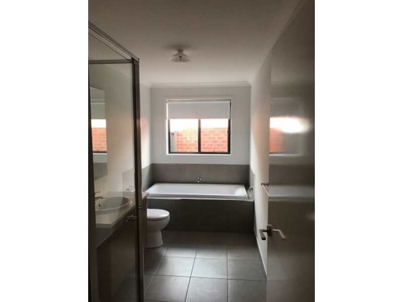 12 Quattro Avenue, Cranbourne East VIC 3977