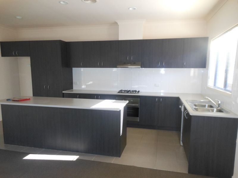 5 Dealbata Lane, Pakenham VIC 3810