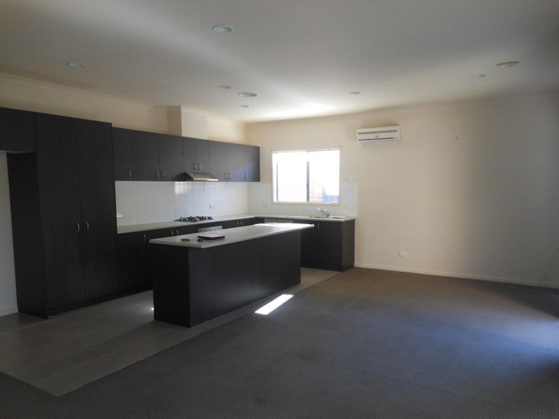 5 Dealbata Lane, Pakenham VIC 3810