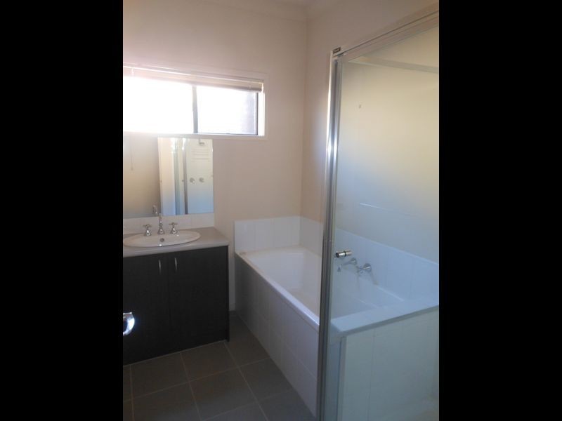 5 Dealbata Lane, Pakenham VIC 3810