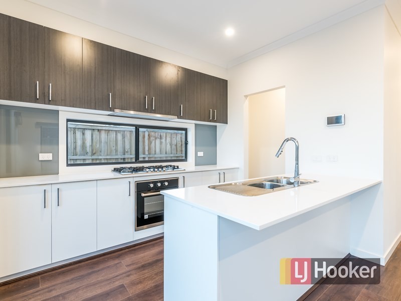 13 Saloon Circuit, Clyde North VIC 3978