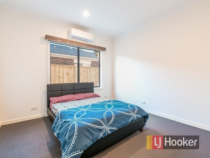 13 Saloon Circuit, Clyde North VIC 3978