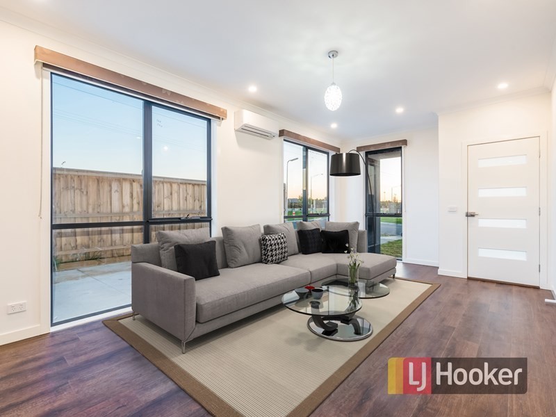 13 Saloon Circuit, Clyde North VIC 3978