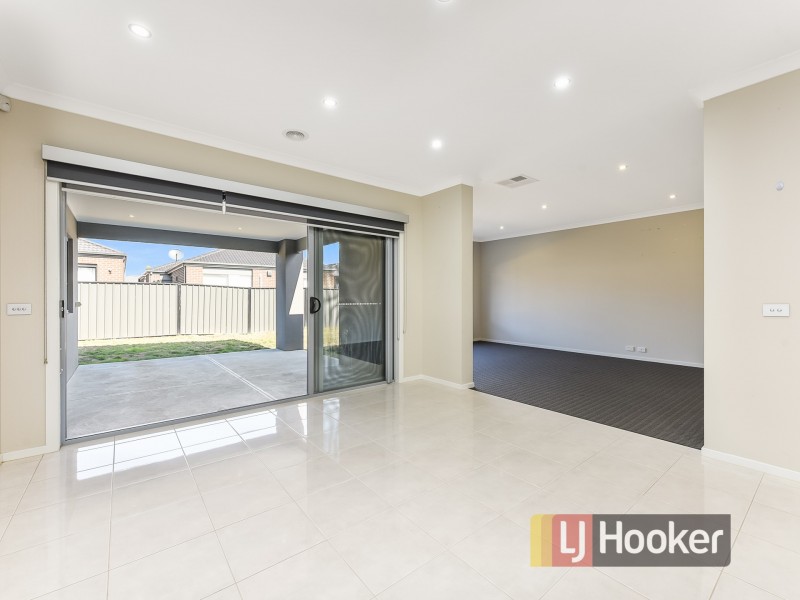 8 Blackforest Way, Clyde North VIC 3978