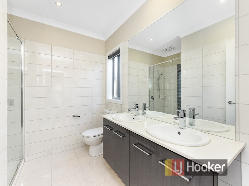 8 Blackforest Way, Clyde North VIC 3978