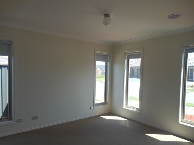 42 Burford Close, Cranbourne VIC 3977