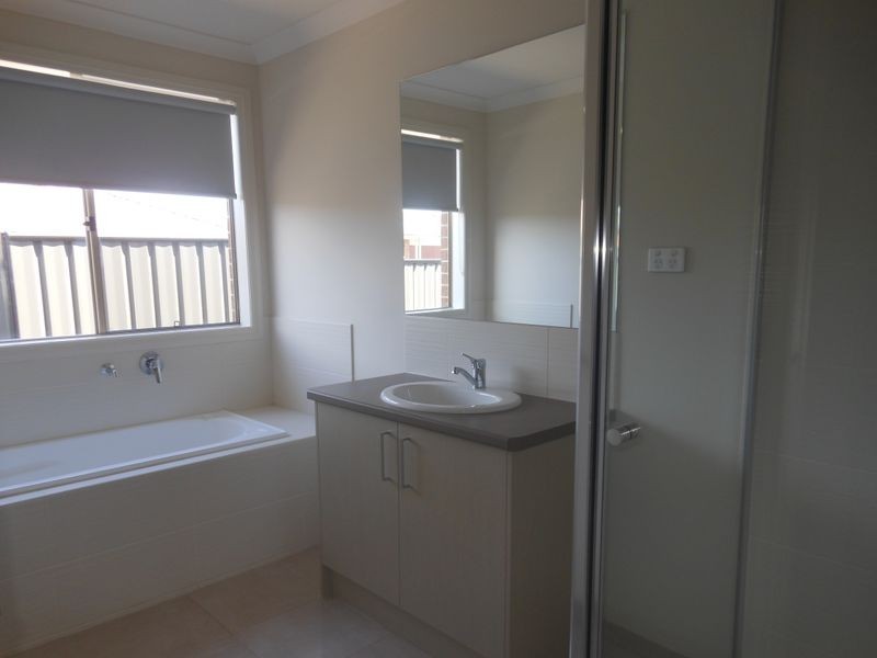 42 Burford Close, Cranbourne VIC 3977